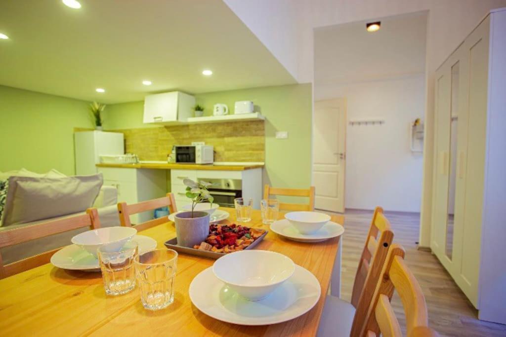 Cosy 2 Bedroom Flat In Akacfa St., Sol Budapešť Exteriér fotografie